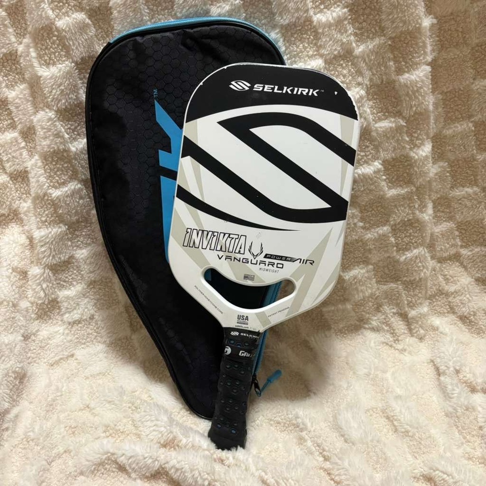 Selkirk Black and white paddle with case.